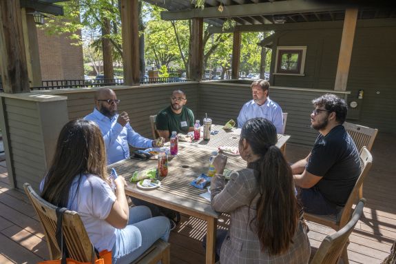 6 people have a meeting