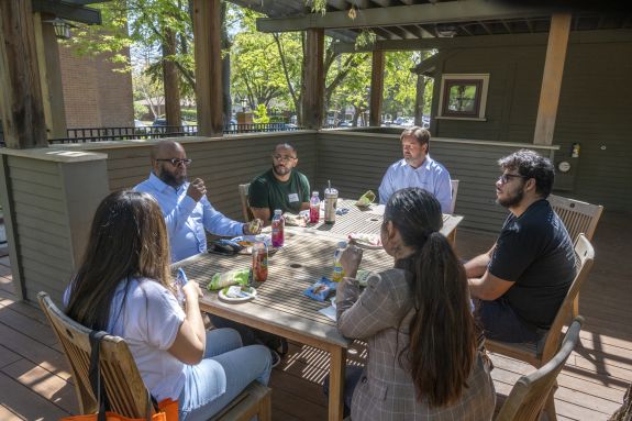 6 people have a meeting 